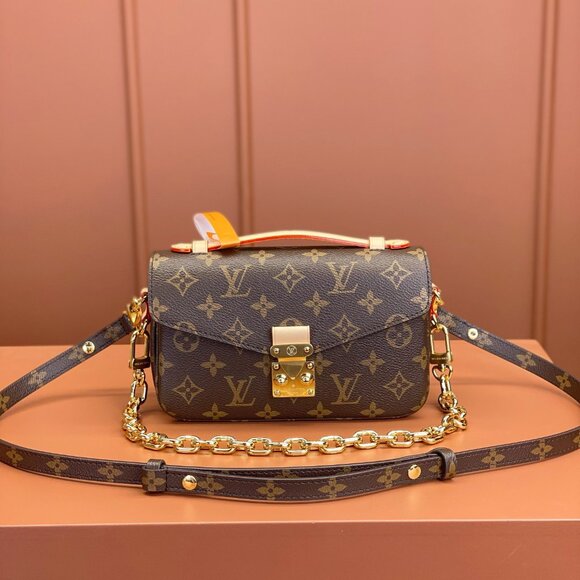 Louis Vuitton leather bag - Picture 1 of 9